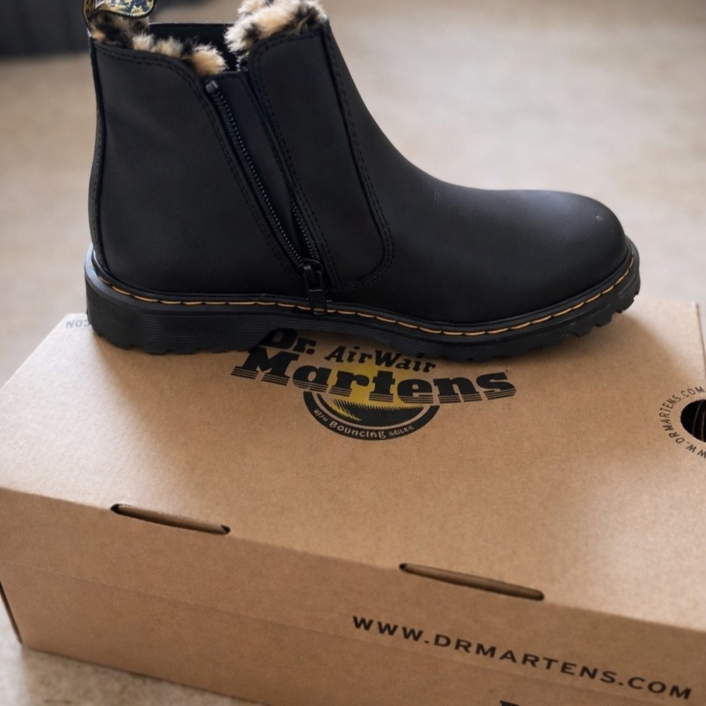 NIB Dr. Martens Leonore Chelsea Boots Black Fur Lined Leopard Elastic EU 37 - Picture 2 of 4